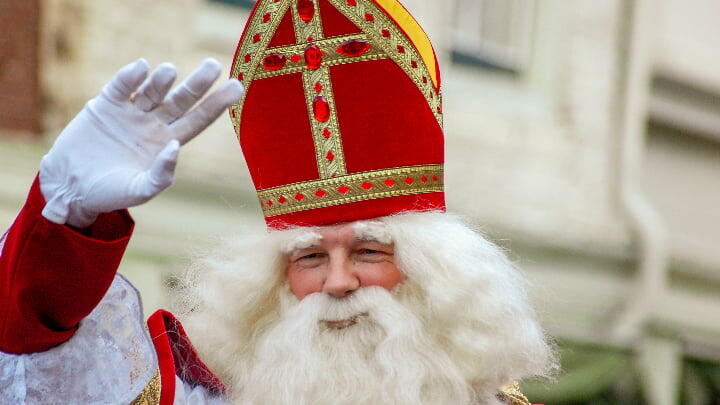 Sinterklaas winkt seinem Empfang zu