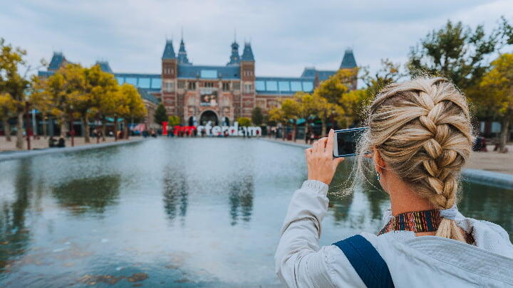 Woman taking a photo of the Rijksmuseum