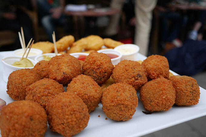 dutch%20food%20guide%20bitterballen.jpg