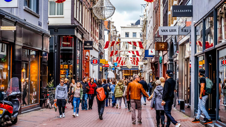 Faire les boutiques à Kalverstraat à Amsterdam