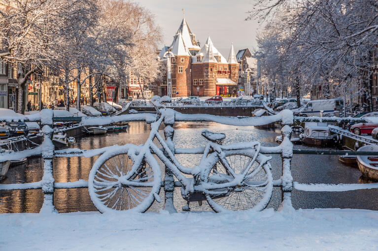 Ein eingeschneites Fahrrad an einem Wintertag in Amsterdam