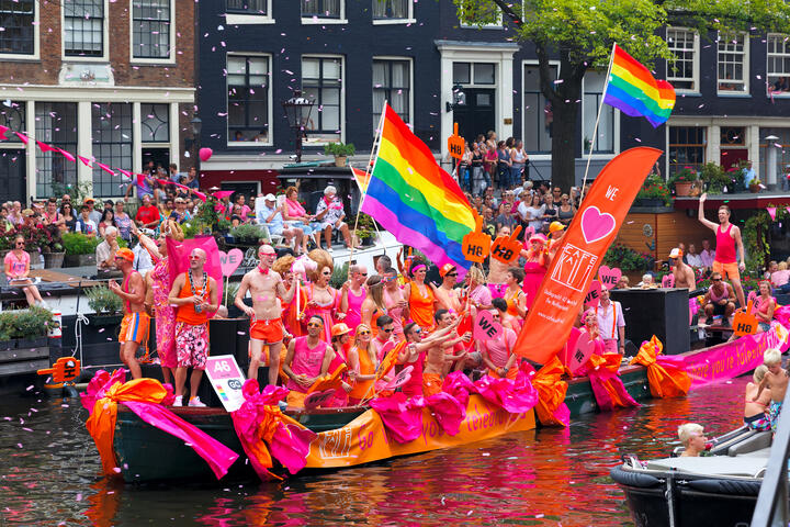 Desfile del Pride Amsterdam en los canales