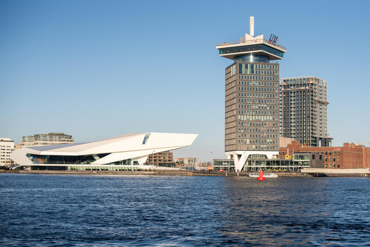 La torre A'DAM y el EYE Filmmuseum en Amsterdam Noord