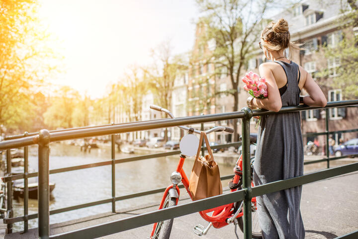 Joven contemplando la ciudad sobre un puente, Ámsterdam
