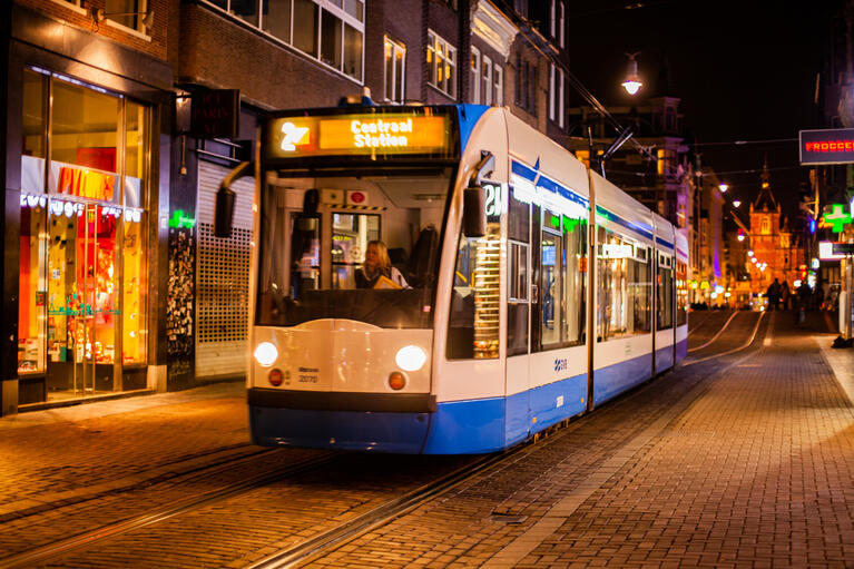 Un tramway amstellodamois pendant la nuit