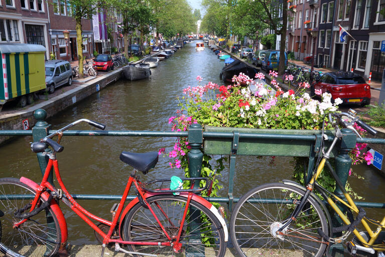 Des vélos attachés le long des canaux