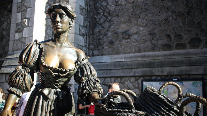 Bronze Molly Malone statue in Dublin city center.