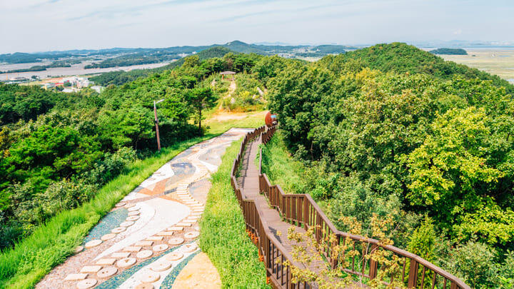 Wooden pedestrian boardwalk on Ansan Mountain in Seoul.