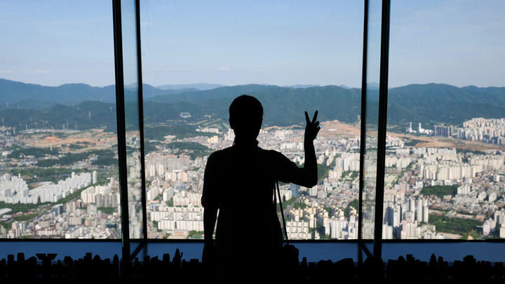 Tourist on the observation platform at the Lotte World Tower in Seoul.
