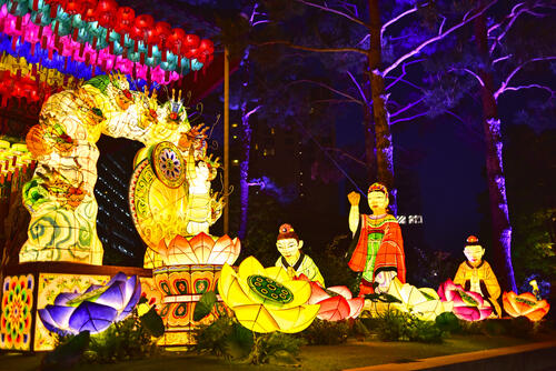 A lantern scene with flowers and Buddha outside a temple in Seoul