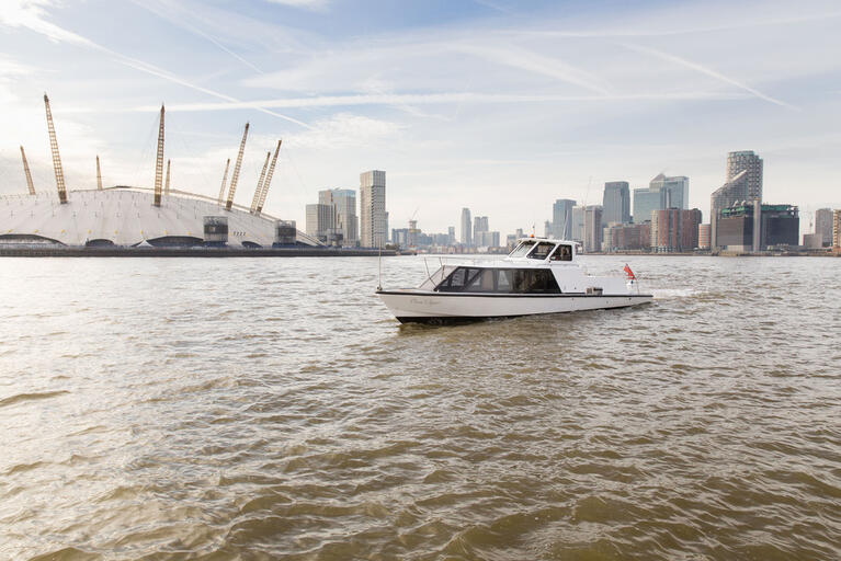 Uber boat champagne BF