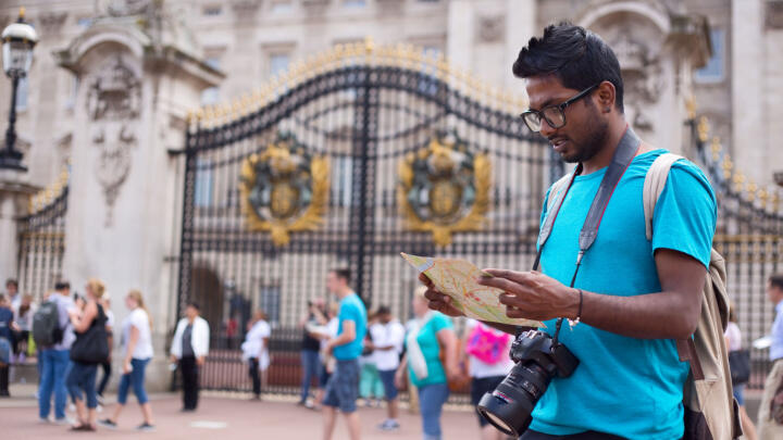 Tourist vor dem Buckingham Palace