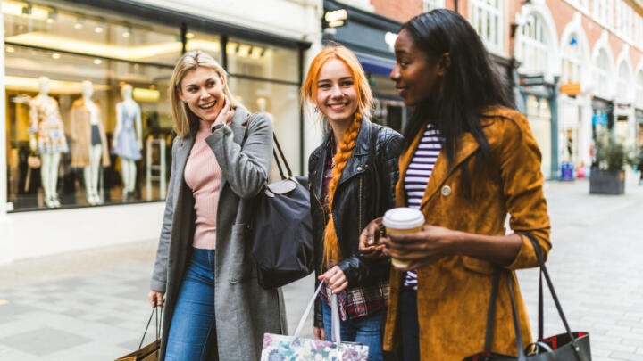 Freundesgruppe beim Shoppen in London