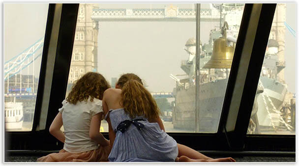 THAMES-RIVERBOAT