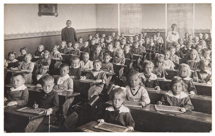 Foto antigua de una escuela victoriana