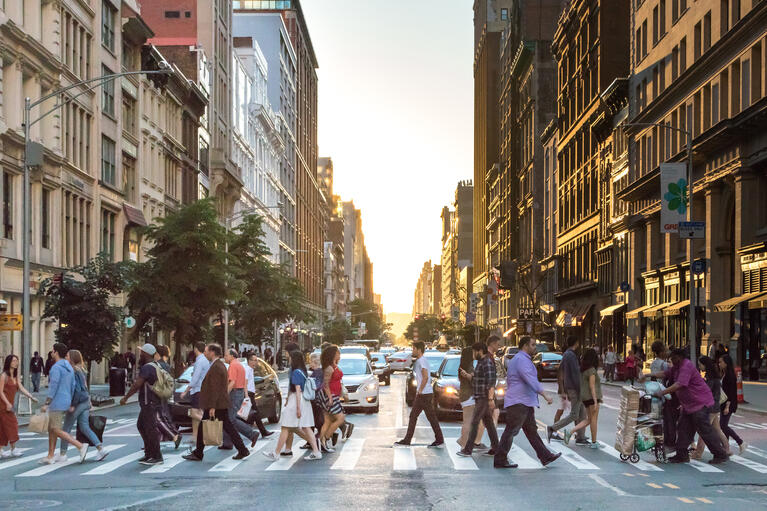 Des piétons dans les rues de New York