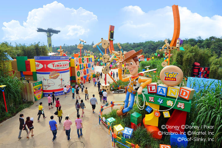 A Complete Guide to Hong Kong Disneyland