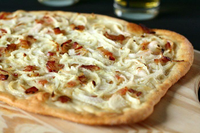 1080px-Tarte_flambée_alsacienne_514471722-700x467.jpg