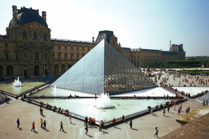 Paris-louvre-700x466.jpg