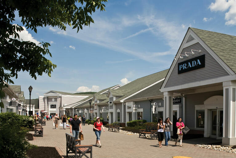 woodbury-commons-premium-outlets-new-york.jpg