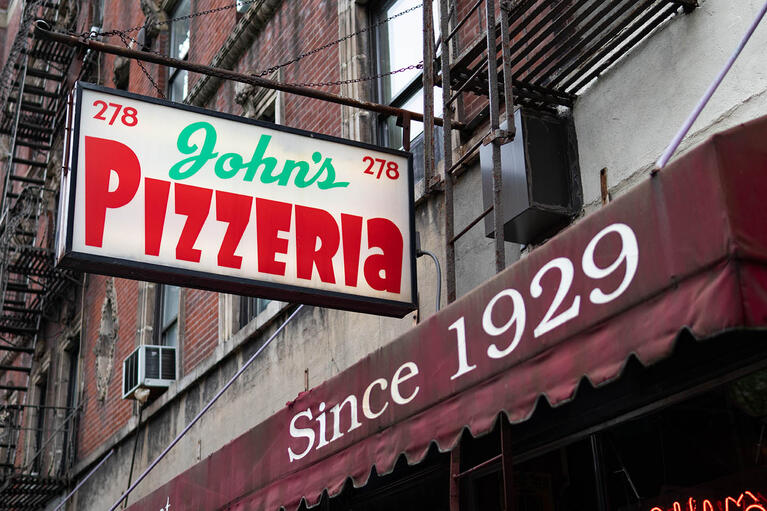Das Schild von John‘s Pizzeria im West Village
