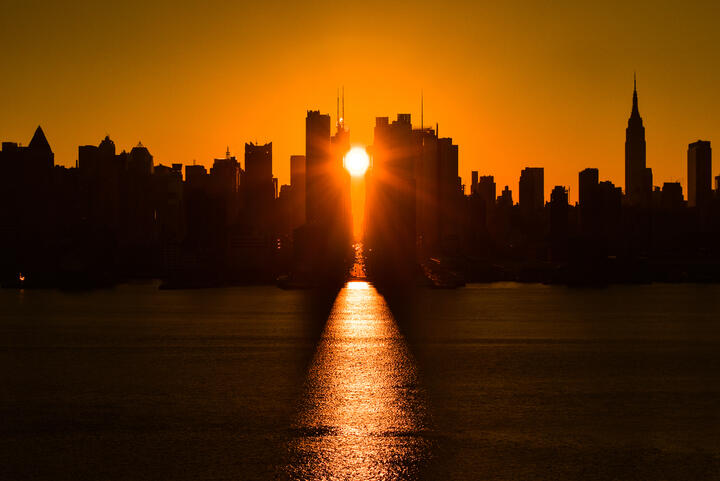 El fenómeno del Manhattanhenge en Nueva York al atardecer