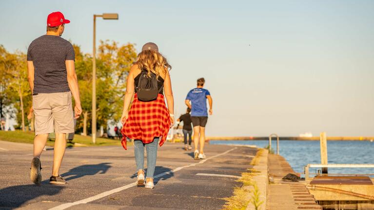 Walkers follow Chicago's Lakeshore Trail