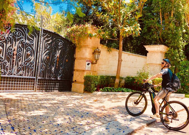 Celebrity spotting on a Hollywood bike tour
