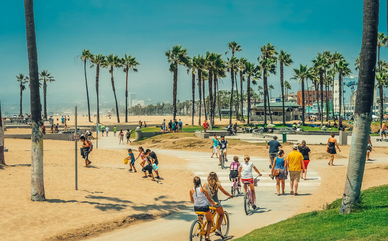 La piste cyclable qui longe les plages de Los Angeles