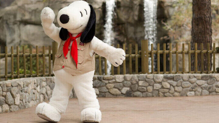 Snoopy character meet and greet at Knott's Berry Farm, LA.