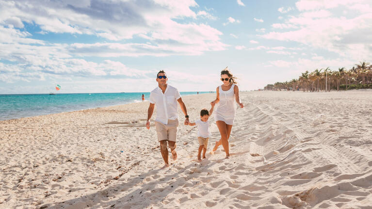 A family enjoy the beaches of Cancun