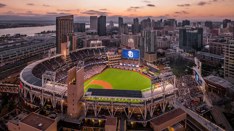 PETCO Park: estadio de los San Diego Padres. Planes en el centro de San Diego.