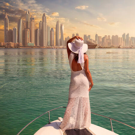 Touristin vor der Skyline von Dubai