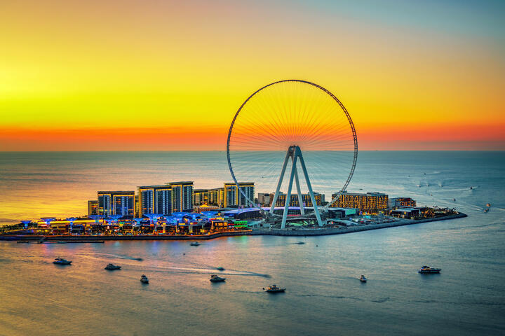 Vistas de Ain Dubai. Crucero con vistas a la noria Ain Dubai en Dubai Marina.