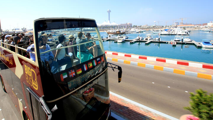 Autobús turístico de Abu Dabi. Abu Dabi vs. Dubái.