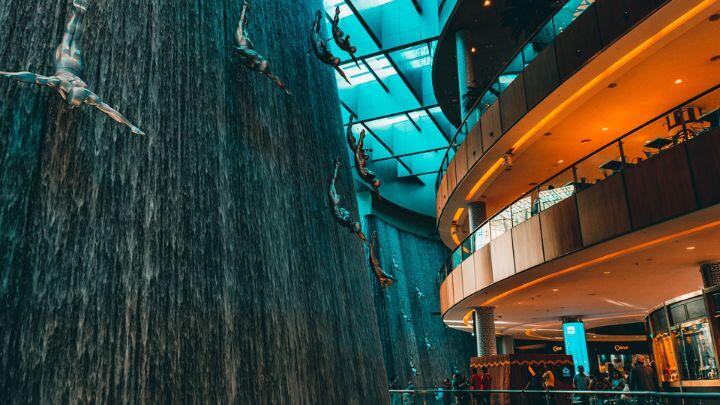 Cascada en el interior de Dubai Mall. Centros comerciales de Dubái.