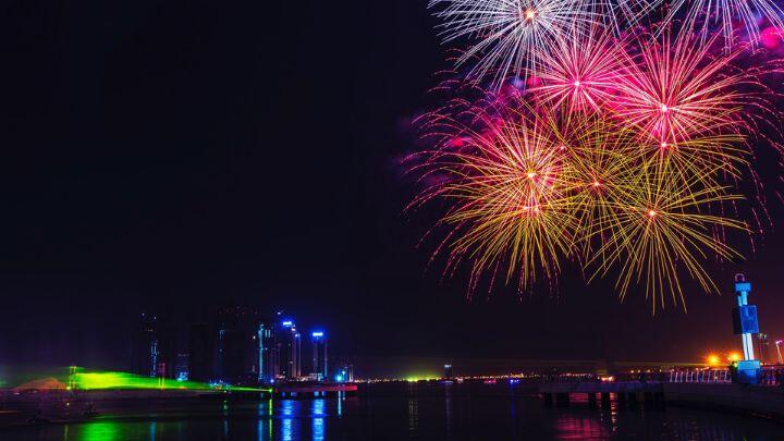 Fuegos artificiales, centro comercial Dubái
