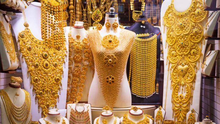 Expositor de joyas en el zoco del oro de Dubái. Qué comprar en Dubái.