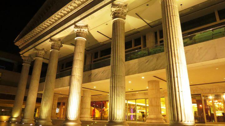 Columnas de Wafi Mall. Centros comerciales en Dubái.