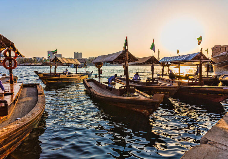 Traditionelle Dau-Holzboote auf dem Dubai Creek