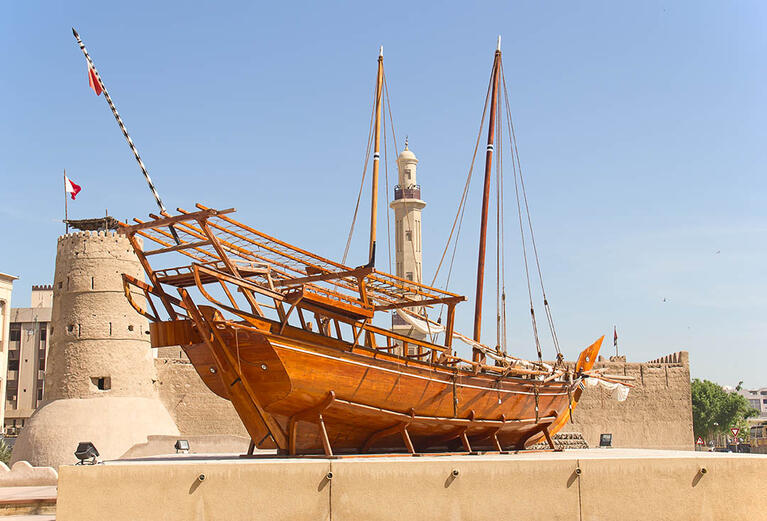 Hölzernes Segelboot vor dem Dubai Museum im Al Fahidi Fort in Dubai