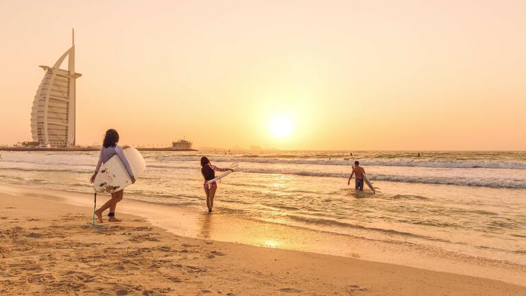 Strand bei Sonnenuntergang und das Burj al Arab im Hintergrund