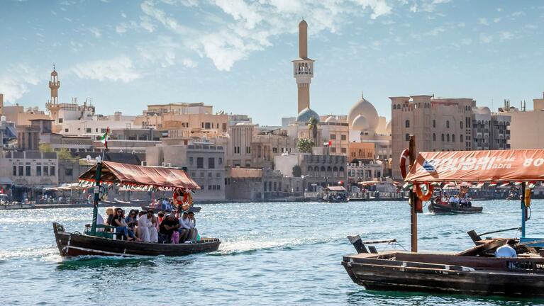 Barcos entre Bur Dubái y Deira. Razones para visitar Dubái.