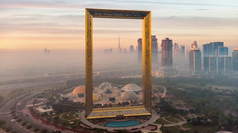 Dubai Frame vor der Skyline der Stadt