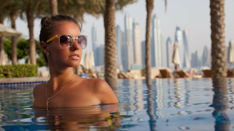A guest enjoying the rooftop infinity pool of a Dubai spa