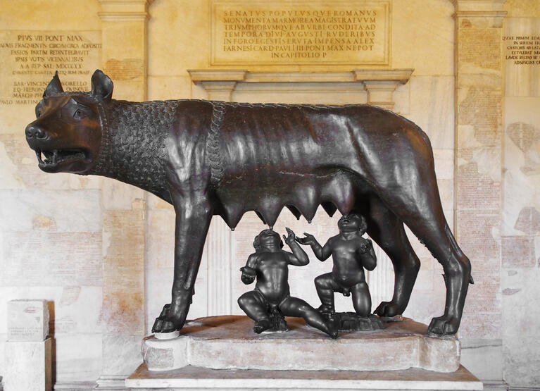 Statue en bronze de la louve au musée du Capitole, choses et activités à faire à Rome quand il pleut