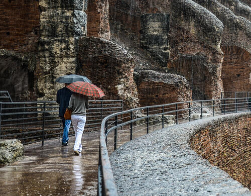 Deux touristes à Rome sous la pluie