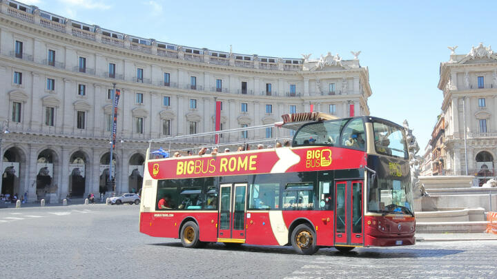 Big Bus passing by Rome buildings