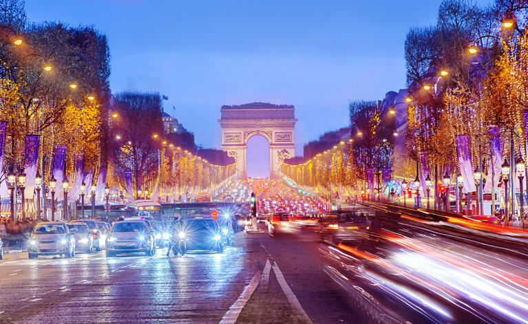 Les Champs-Elysées, la nuit