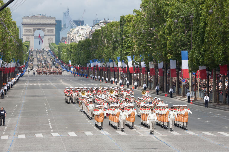 Die Militärparade anlässlich des Nationalfeiertages in Frankreich marschiert entlang der Champs Elysees.